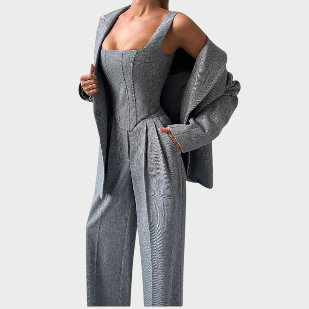 Каролина – Мощен Триделен Костюм