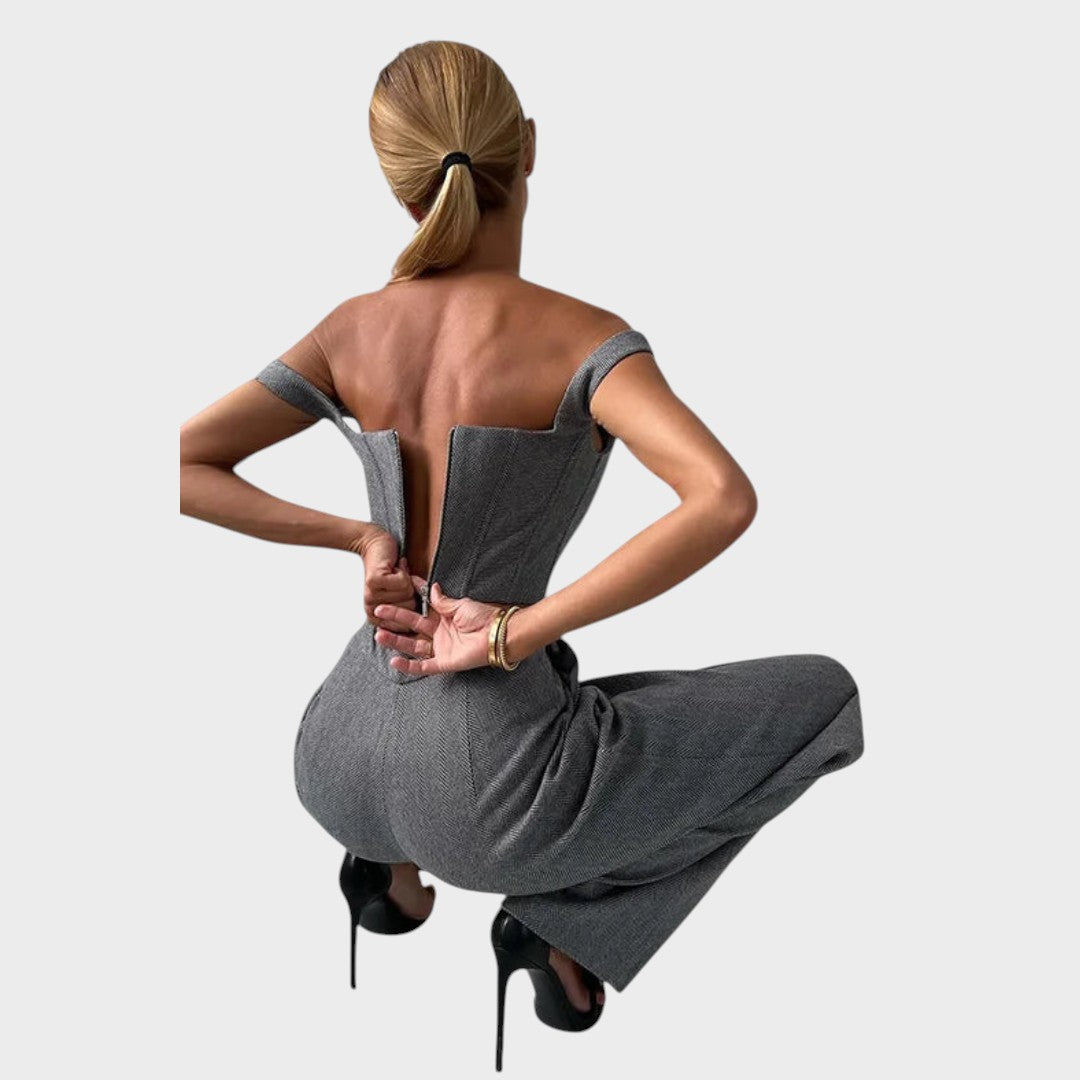 Каролина – Мощен Триделен Костюм