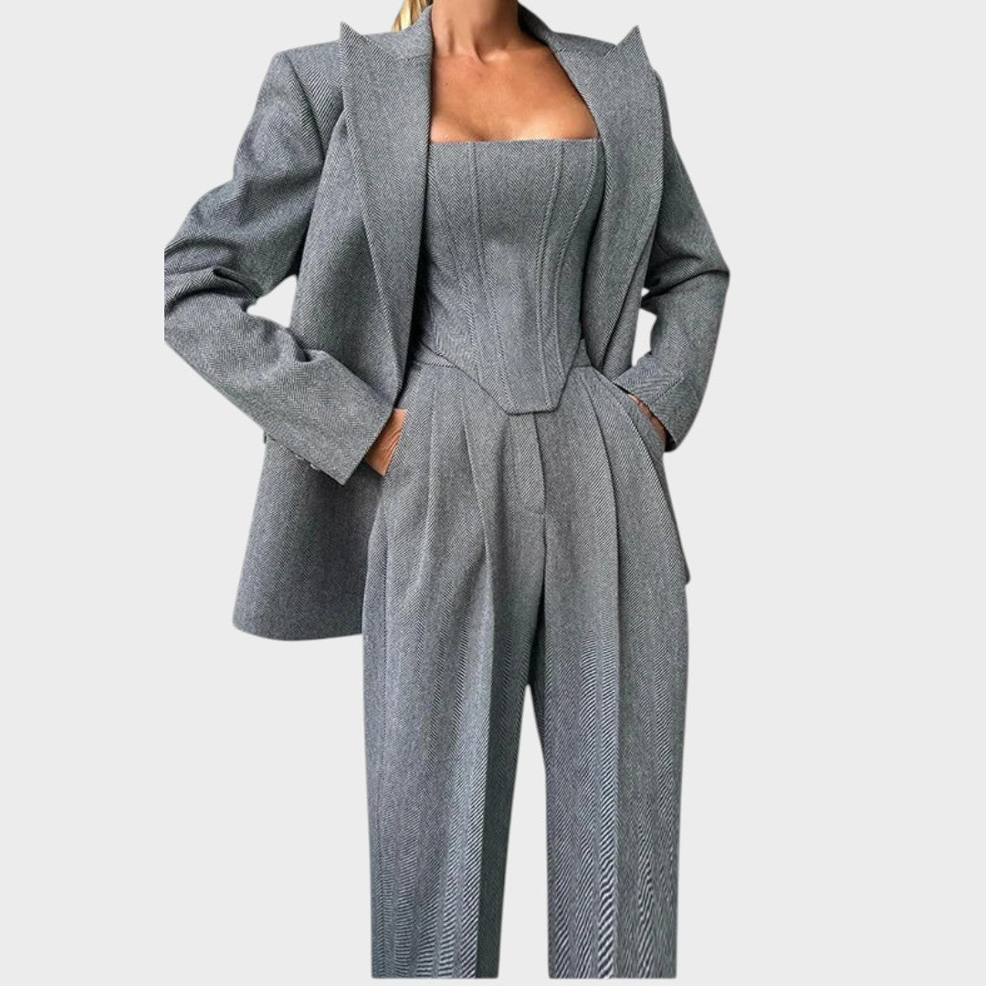 Каролина – Мощен Триделен Костюм