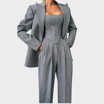 Каролина – Мощен Триделен Костюм