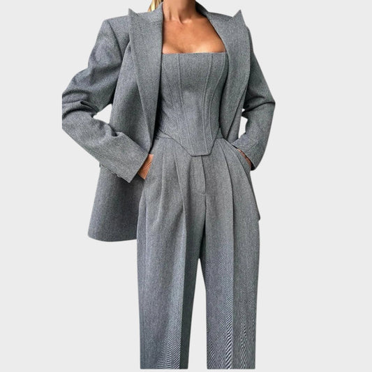 Каролина – Мощен Триделен Костюм