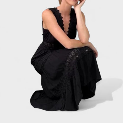 Елена - Елегантна Чипкова Рокля с V-Изрез