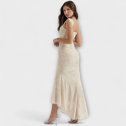 Дълга рокля с елегантен и изискан корсет